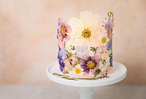 A Dried Floral Mini Cake • Beijos Events Floral Mini Cake, Desserts Photography, Desserts At Home, Flower Power Party, Nutritious Desserts, Disney Desserts, Plain Cake, Mini Cake, Cute Diy