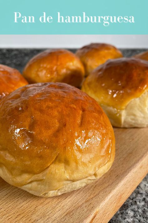 Pan de hamburguesa tipo brioche casero. Receta fácil, paso a paso y con pocos ingredientes. Come una deliciosa hamburguesa gourmet con estos panes de hamburguesa tipo brioche caseros. Pizza, Pizzas, Brioche