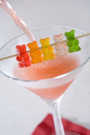 Gummy bear drink skewers - you could do a kiddie version of this, too! #teddybear #party Gummy Bear Drink, Birthday Martini, Pomegranate Liqueur, Bear Drink, Fest Mad, Fest Temaer, Drink Garnishing, Läcker Mat, Deilig Mat