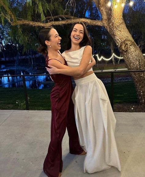 Merrill Twins, Veronica And Vanessa, Veronica Merrell, Vanessa Merrell, Merrell Twins, Twin Outfits, Blowout Hair, Influencer, Twins