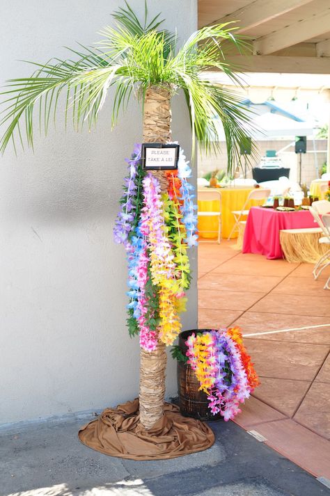 Hawaiian Birthday Theme Ideas, 60th Birthday Hawaiian Theme, A Luau Party Ideas, Hawaian Party Decor, 21st Luau Party Ideas, Summer Themed Decorations, Hawaii Snacks Luau Party, Tiki Graduation Party Ideas, Luau Birthday Backdrop