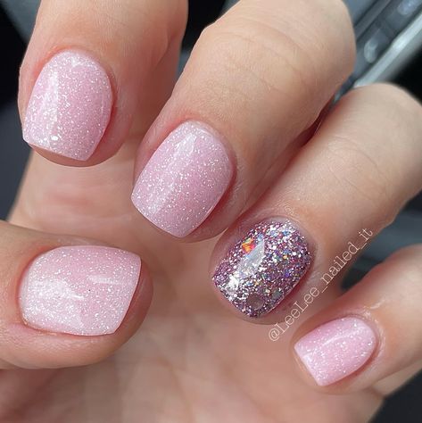 Valentine Sns Nails Designs, Pink Gel Dip Nails, Dip Nails Valentines, February Gel Nails Ideas, Dip Powder Nails Ideas Short, Pink Gelish Nails, Pink And Sparkle Nails, Valentine Dip Nails, Holiday Toes