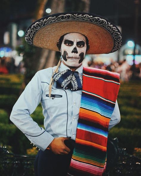 Day Of The Dead Outfit Men, Day Of The Dead Men Costume, Mens Day Of The Dead Makeup, Day Of The Dead Makeup Men, Diy Costumes Men, Halloween Mats, Halloween Parejas, Halloween Costumes To Make, Spirit Week Outfits