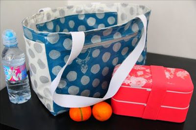 Tuto pour réaliser un Lunch Bag (sac déjeuner). Blog LaisseLuciefer Cake Box Design, Lunch Bags Pattern, Diy Sac, Sac Lunch, Cake Box, Recycle Jeans, Couture Bags, Handbag Patterns, Couture Sewing