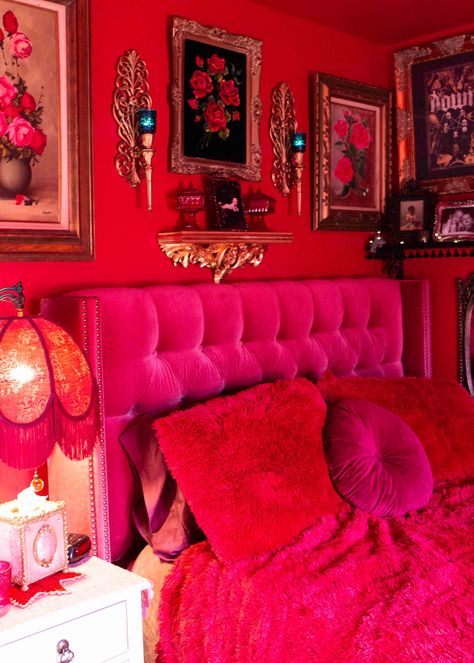 Burlesque Bedroom Ideas, All Red Room, Burlesque Bedroom, Goth Maximalism, Gothabilly Decor, Bratz Bedroom, Burlesque Decor, Minimal Apartment Decor, Old Horror Movies