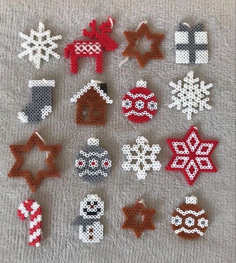 Christmas Hama Beads Ideas, Christmas Crafts Hama Beads, Pearler Beads Pattern Christmas, Cute Christmas Perler Bead Ideas, Melty Bead Ornaments, Pearler Bead Christmas Patterns, Ornament Perler Beads, Hamma Beads Ideas Christmas, Pisla Ideas Christmas