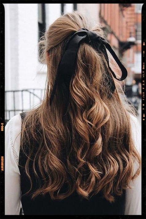 Dark Academia Hairstyles Spring Hairstyles For Long Hair, Academia Hairstyle, Estilo Dark, Hair Half Up, Ribbon Hairstyle, Medium Long Hair, Hair Ribbons, Penteado Cabelo Curto, Braided Hairstyles Easy