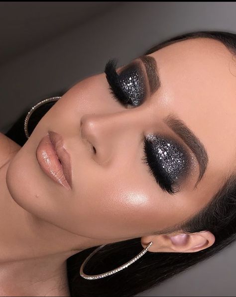 Silver Glam Makeup, Make Prata, Birthday Makeup Looks, Glitter Makeup Looks, Eye Makeup Styles, Fall Makeup Looks, Black Makeup, Make Up Looks, Colorful Eye Makeup