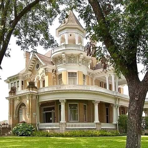 Victorian Homes Exterior, Old Victorian Homes, Victorian House Plans, Victorian Style Homes, Victorian Age, Pretty Houses, Dream Life House, Dream House Rooms, Fantasy House