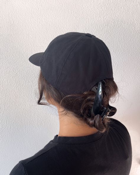 girl with black vestalis basic cap and hair clip Cap And Claw Clip, Baseball Hat And Claw Clip, Claw Clip Hairstyle, Clip Hairstyle, Clip Hairstyles, August 21, Claw Clip, Fall 2024, Instagram A