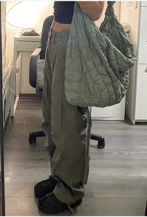 Puffer Shoes, Cargo Pants Outfit Aesthetic, Cargo Aesthetic, Big Shopper Bag, Cargo Pants Aesthetic, Puffer Boots, Khaki Pants Outfit, Puffer Bag, Big Pants