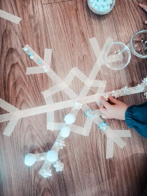 Winter Art Ideas For Toddlers, Snow Toddler Activities, Stocking Activities For Kids, Reggio Winter Activities, Snowflakes Diy Easy, Paper Snowflakes Diy Easy Kids, Winter Provocations, Winter Eyfs, Snowflakes Diy