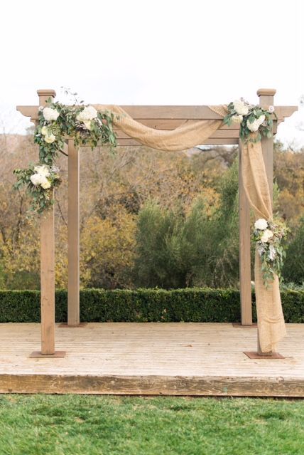 Burlap Wedding Arch, Rustic Burlap Wedding, Wedding Setup, Pallet Wedding, Rustic Wedding Ideas, Wedding Arch Rustic, Rustic Farm Wedding, Rustic Wedding Reception, Wedding Ceremony Arch