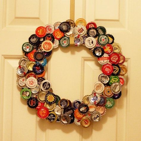 Beer Wreath, Beer Cap Decor, Beer Cap Crafts Diy, Beer Bottle Cap Art, Recycle Bottle, Easy Recycled Crafts, Beer Bottle Cap Crafts, Beer Crafts, Diy Bottle Cap Crafts