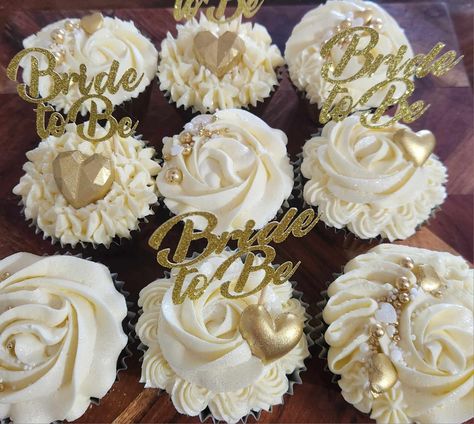 Hens party Hen Do Cupcakes, Hen Cupcakes, White And Gold Cupcakes, Hen Cake, Hen Party Cupcakes, Bachelorette Cupcakes, Birthday Snacks, Gold Cupcakes, Party Cupcakes