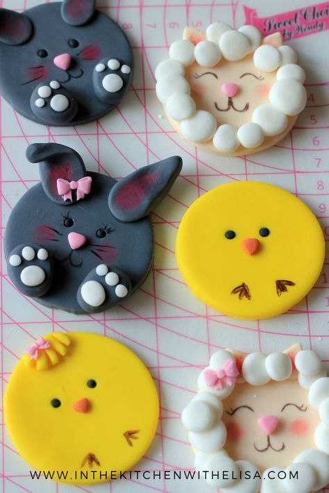 Fondant Easter Cupcake Toppers, Easter Cupcakes Fondant, Easter Fondant Toppers, Easy Fondant Cupcake Toppers, Easter Fondant Cookies, Paas Cupcakes, Easy Fondant Decorations, Easter Baking Recipes, Easter Cupcakes Easy