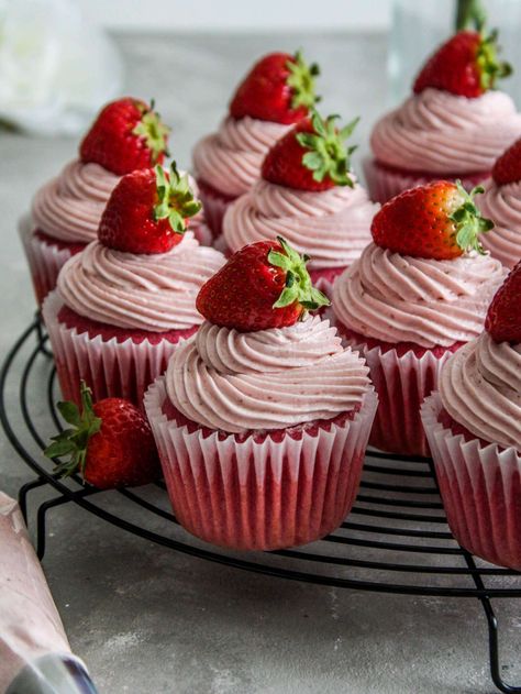 Strawberry Cupcakes - Eats Delightful Fresh Strawberry Cupcakes, Strawberry Cupcake Recipes, Ermine Frosting, Strawberry Cupcake, Strawberry Cupcakes, Food Babe, Strawberry Puree, Yummy Comfort Food, Chocolate Buttercream