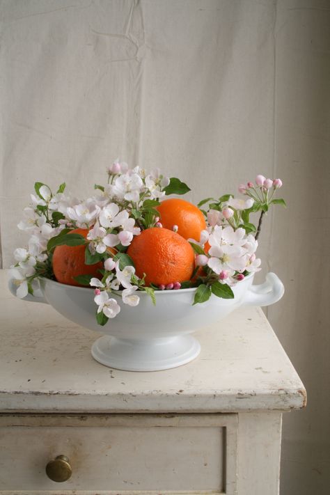 For this centerpiece choose a bowl (not too deep) fill with fruit and spring blooms add water and you're done. Interior Cottage, Decoration Plants, Fruit Centerpieces, Vibeke Design, Spring Centerpiece, Decor Entryway, Deco Floral, Fruit Design, Joanna Gaines