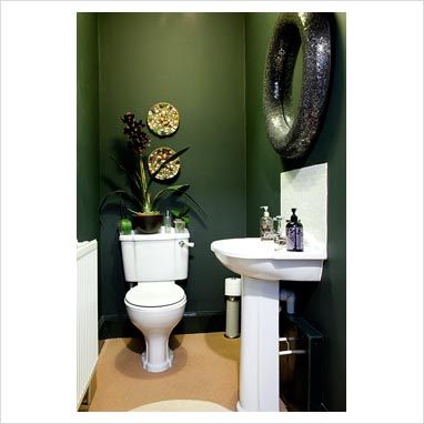 Dark Green bathroom, but needs a lot of light. White fixtures make the dark paint pop. Green Powder Room, Foto Scale, Green Bathroom Colors, Green Bathroom Paint, Dark Green Bathrooms, Green Bathroom Decor, Mold In Bathroom, Room Dark, Bathroom Paint