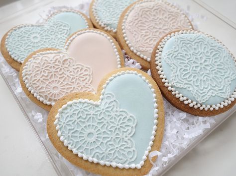 Lace sugar cookies Cookies Bautismo, Eid Biscuits, Sugar Veil, Heart Sugar Cookies, Bride Cookies, Cookies Heart, Valentines Day Sugar Cookies, Heart Sugar Cookie, Lace Cake