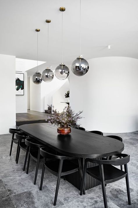 Black And White Dining Room, Monochrome Interior, Interior Design Per La Casa, Dinning Room Design, Long Dining Table, Black Dining Room, White Dining Room, Small Kitchens, Curved Walls