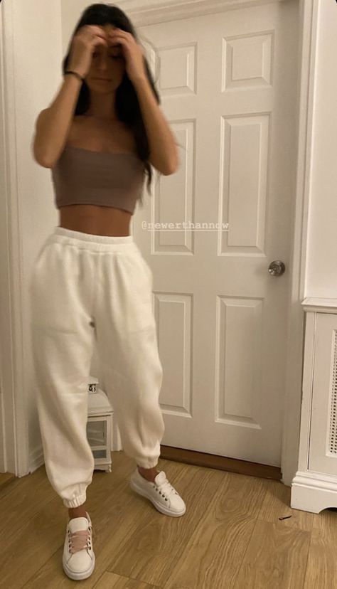 Outfits Ideas With Sweatpants, Sweats Aesthetic Outfit, Chill Girl Aesthetic Outfit, Sweats Outfit Aesthetic, Comfy Style Aesthetic, Sweatpants Summer Outfit, Chill Girl Outfits, Cute Comfy Outfits For School Sweatpants, Chill Outfits Aesthetic