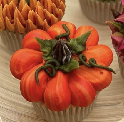 Simple Thanksgiving Cupcake Ideas, November Cake Ideas, Fall Cupcake Cakes Pull Apart, Pumpkin Cupcakes Decoration, Thanksgiving Baked Goods, Thanksgiving Cupcake Ideas, Autumn Cake, Thanksgiving Cupcakes, Pastel Cupcakes