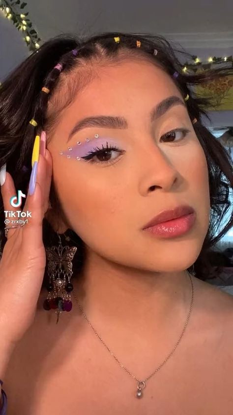 Glitter Purple Makeup Looks, Makeup Ideas Rine Stones, Bichota Season Makeup, Makeup Ideas For Birthday Party, Festival Makeup Aesthetic, Prom Makeup Euphoria, How To Do Euphoria Makeup, Easy Coachella Makeup, Rap Concert Makeup Looks