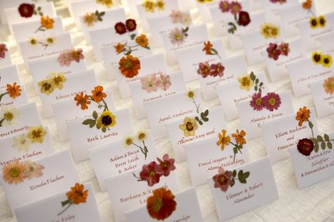 Dried Flower Name Card Wedding, Pressed Flower Seating Cards, Dried Flower Name Card, Ornament Place Cards Wedding, Wedding Guests Name Cards, Flower Name Place Cards, Floral Wedding Name Cards, Garden Wedding Name Place Cards, Pressed Flower Name Card