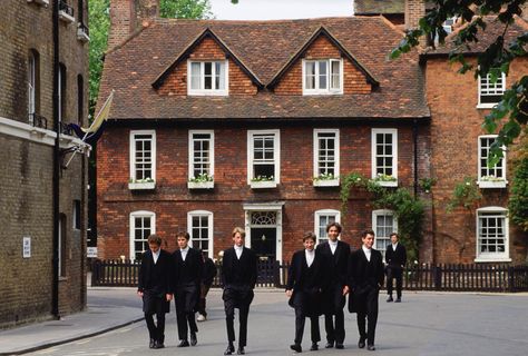 As a black American woman married to a member of Britain’s upper class, I have caught just a glimpse of Meghan Markle’s world. Boarding School Aesthetic, Le Rosey, New England Prep, Academic Aesthetic, Eton College, State School, School Aesthetic, Dark Academia Aesthetic, Boarding School