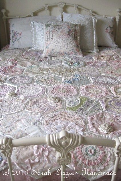 Doily Quilts Vintage Linen, Finishing Hexagon Quilt, Doily Quilts, Doily Quilt, Patchwork Scarves, Lace Quilt, Quilt Easy, Candlewicking Embroidery, Shabby Chic Quilts