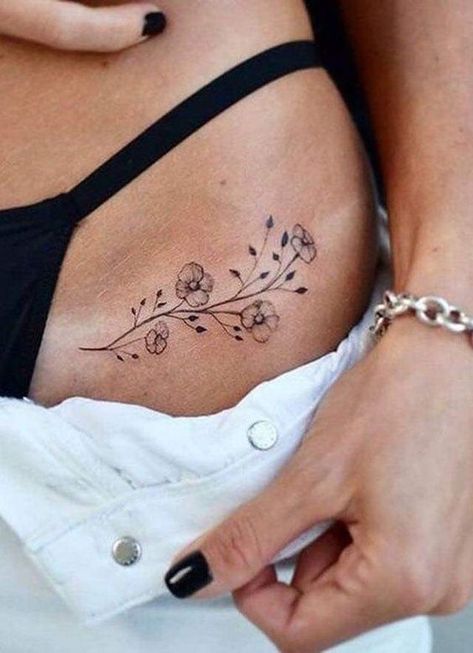 Fun and Attractive Small Hip Tattoo Designs for Women Small Hip Tattoos Women, Black Flowers Tattoo, Hip Tattoo Designs, Hip Tattoo Small, Dragons Tattoo, Tato Jari, Tattoo Trend, Hip Tattoos Women, Inspiration Tattoos