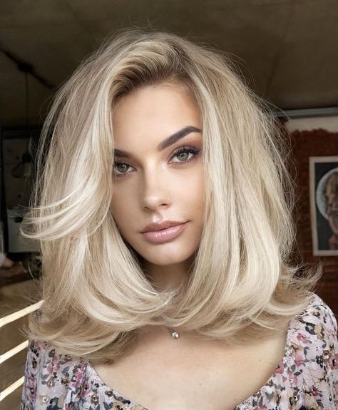 Thick Lob with Long Feathered Bangs Sand Blonde Hair, Side Part Haircut, Feathered Hair, Blonde Hair And Blue Eyes, Bob Cuts, Blonde Haircuts, Lob Haircut, Feathered Hairstyles, Medium Hair Cuts