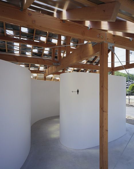 Hut with the Arc Wall by Tato Architects #architecture Tato Architects, Restroom Architecture, Minimalist Toilets, Office Ceiling, Outdoor Toilet, Restroom Design, Public Bathrooms, Japanese Architect, Public Restroom