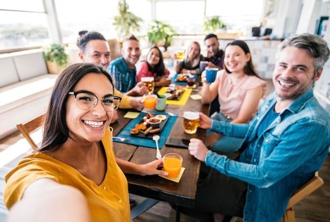 Friends Working Together, Restaurant Selfie, Friends Eating, Family Laughing, Dinner Friends, Friends Dinner, Retail Advertising, Taking Selfie, Babymoon Photos