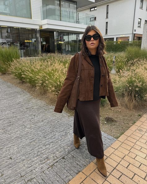 Chocolate tones 🍂 Chocolate Brown Fashion, Brown Suede Ankle Boots Outfit, Brown On Brown Outfit, Suede Ankle Boots Outfit, Chocolate Outfit, Boots Outfit Ankle, Brown Outfit, Autumn Style, Brown Dress