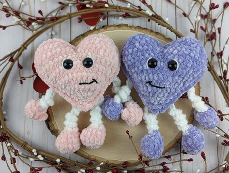 Valentine Amigurumi, Valentine's Day Crochet, Crochet Valentine Patterns, Bernat Baby Blanket Yarn, Card Easy, Crochet Heart Pattern, Easy Birthday, Valentines Patterns, Instant Gratification