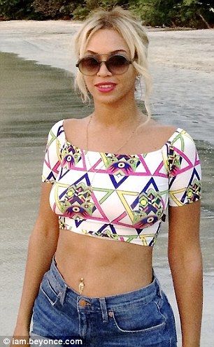 Quick change: Beyoncé also showed off her figure in a cropped T-shirt and shorts, as well as a pink beach dress Beyonce Fashion, Beyonce Show, Beyonce 2013, Queen Beyonce, King B, Queen Bee Beyonce, Blue Ivy Carter, Beyonce Outfits, Beyonce Knowles Carter