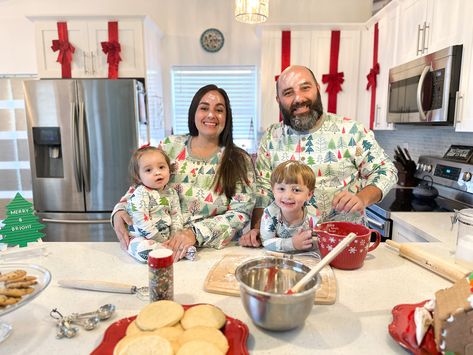 Family baking christmas pictures Family Christmas Cookie Pictures, Christmas Kitchen Photoshoot Family, Christmas Kitchen Photoshoot, Baking Christmas Cookies Photo Shoot, Christmas Baking Photoshoot, Baking Pictures, Baking Photos, Kitchen Photoshoot, Taylor Christmas