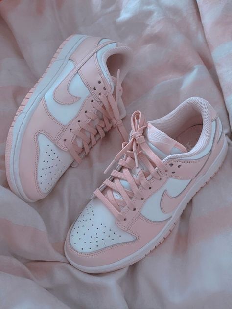 Nike Blazer Outfit, Pink Dunks, Skor Sneakers Nike, Pink Nike Shoes, Boty Nike, Skor Sneakers, Trendy Shoes Sneakers, Nike Shoes Girls, Preppy Shoes