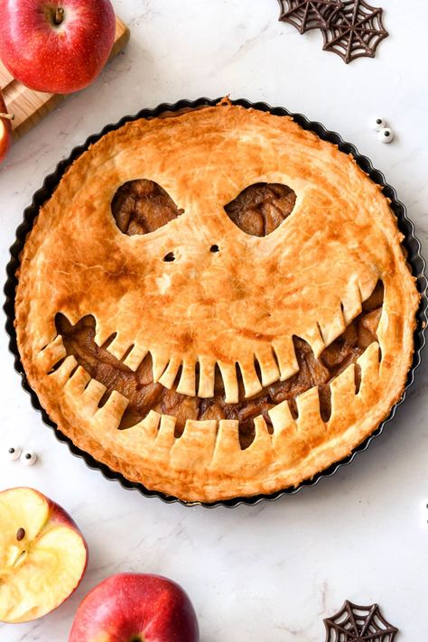 Tarte aux pommes et aux épices d'Halloween, à l'effigie de Jack Skellington Recipe Inspirations, Halloween Apples, Dessert Halloween, Halloween Snack, Autumn Recipes, Fall Dishes, Apple Tart, Acorn Squash, Halloween Snacks