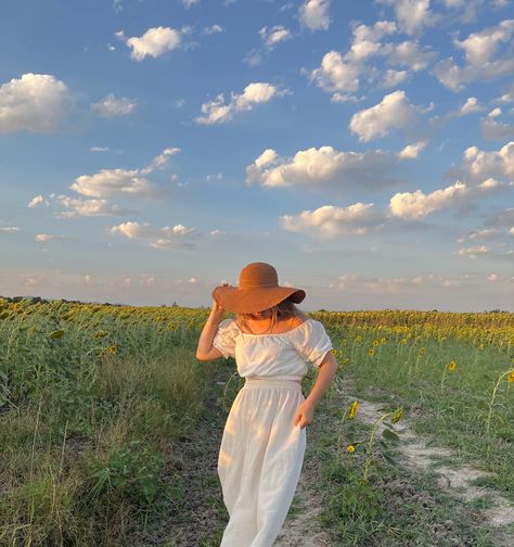 #villagelife #oldmoneystyle #oldmoneyoutfits #outfits #summerstyle #sunflower #naturelovers #photooftheday #influencer #aesthetic #aestheticoutfit Influencer Aesthetic, Old Money Style, Village Life, Photo Idea, Old Money, Aesthetic Clothes, Influencer, Sunflower, Summer Fashion