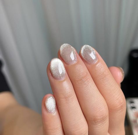 White Magnetic Nails, Retro Nails, Magnetic Nails, Modern Nails, Cute Gel Nails, Cat Eye Nails, Nails 2023, Pretty Nail Art, Short Nail Designs