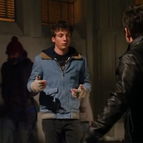 S1E09 - Light blue jean jacket Light Blue Jean Jacket, Lip Gallagher, Allen White, Jeremy Allen White, Blue Jean Jacket, Light Blue Jeans, Blue Jean, Jean Jacket, Blue Jeans