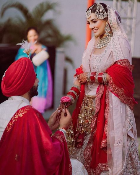 Bride Fashion Photography, Marriage Poses, Marriage Images, Punjabi Wedding Couple, Wedding Couple Pictures, Couple Poses Drawing, Indian Wedding Poses, Marriage Couple, Computer Basic