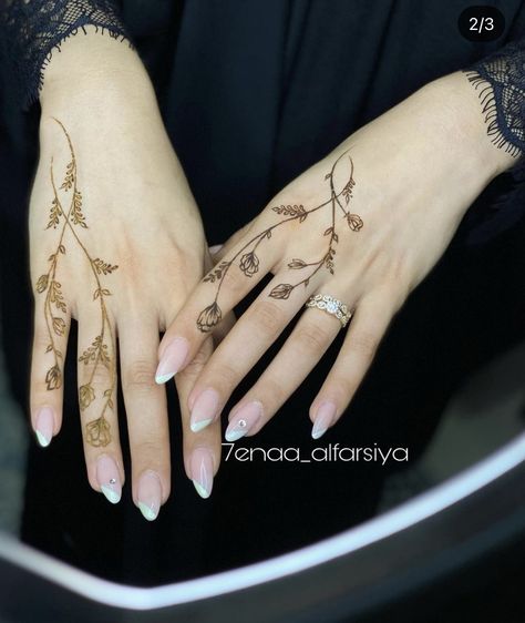 Inai Bridesmaid Simple, Henna Minimalist Simple, One Finger Henna Design, Minimalist Bridal Henna, Dainty Arab Henna, Minimalist Henna Design Simple, Minimalist Henna Tattoo, Henna Designs Minimalist, Minimalistic Henna Designs