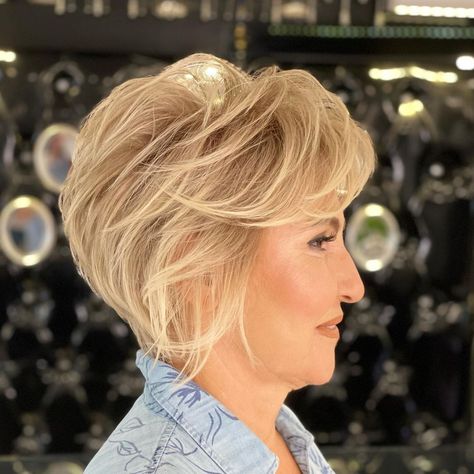 Lastest Hair Styles, Weak Jawline, Hairstyles For Double Chin, Double Chin Hairstyles, Wavy Layered Hair, Latest Bob Hairstyles, Sagging Neck, Flattering Haircuts, Grey Hair Transformation