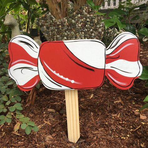 Christmas Door Decorations For Work, Yard Art Wood, Christmas Yard Decor, Whoville Christmas, Wood Yard Art, Outside Christmas Decorations, Christmas Cutouts, Grinch Christmas Decorations, Christmas Yard Art