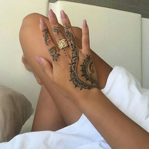 Back Henna Tattoos, Forearm Sleeve Tattoo Women Unique, Arabic Hand Tattoo, Henna Tattoo Designs Black Women, Pretty Hand Tattoos Unique, Hand Tattoos Henna, Beachy Henna, Tattoo Ideas Female Hand, Henna Tattoo Back