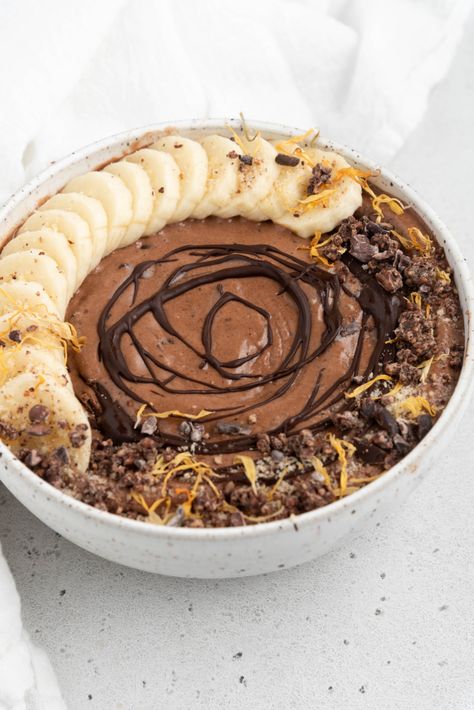 6-Ingredient Nutella Smoothie Bowl {Healthy} - Sam Schwab Nutella Smoothie Bowl, New Breakfast Ideas, Nutella Smoothie, Allergy Friendly Cookies, Nutella Ice Cream, Chocolate Smoothie Bowl, Healthy Nutella, Acai Bowls Recipe, Banana Toast